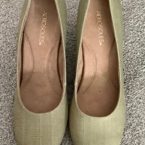 AEROSOLE Plum Tree, wedge heeled pump. Light green fabric. Sz 10M NIB